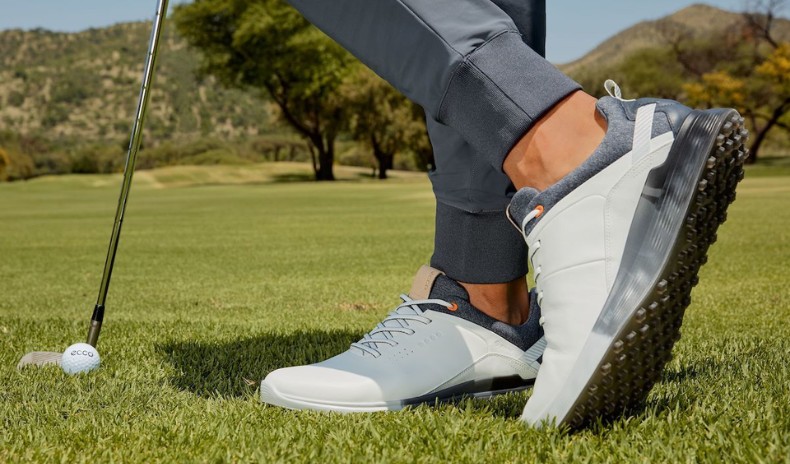 giày golf nên mua - dịch vụ thuê sân golf