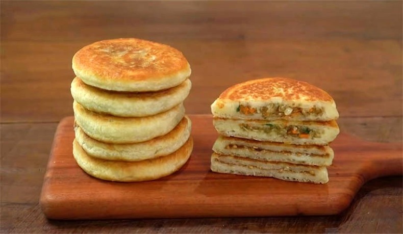 Thưởng thức bánh rán Hotteok nóng hổi trong ngày trời mùa thu Hàn Quốc