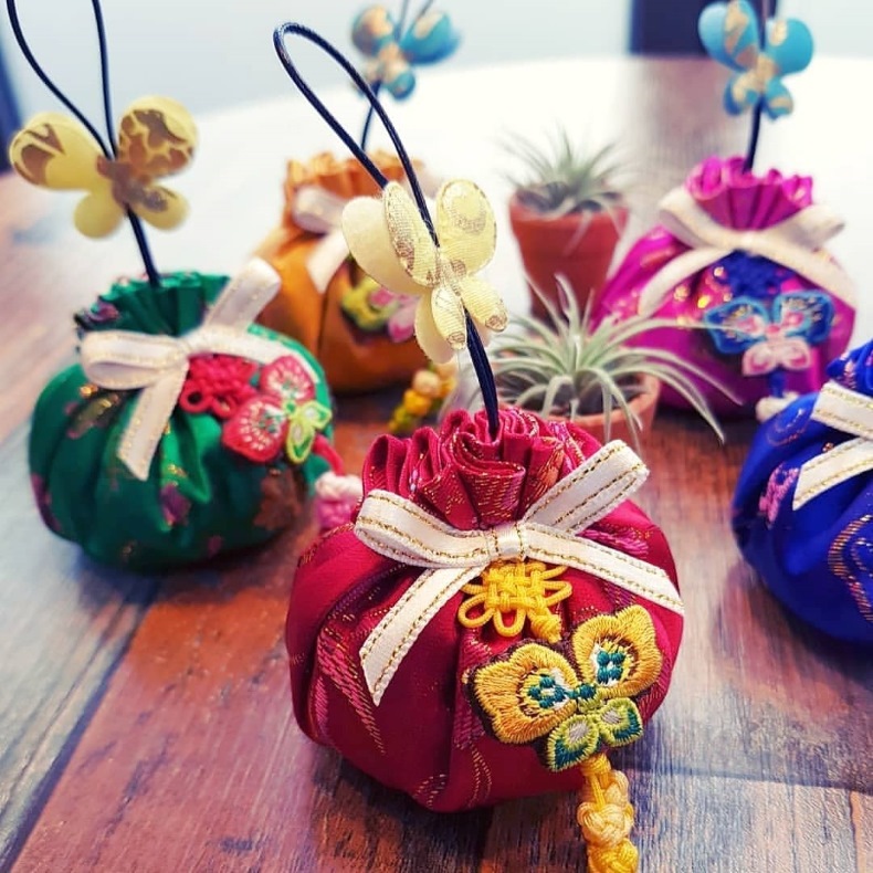 Túi may mắn với những hình thêu đáng yêu, ý nghĩa