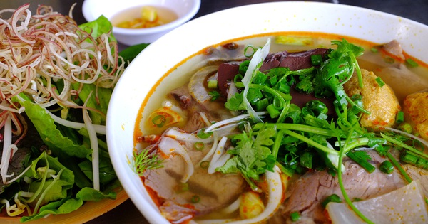 thưởng thức bún bò Huế Nam Giao