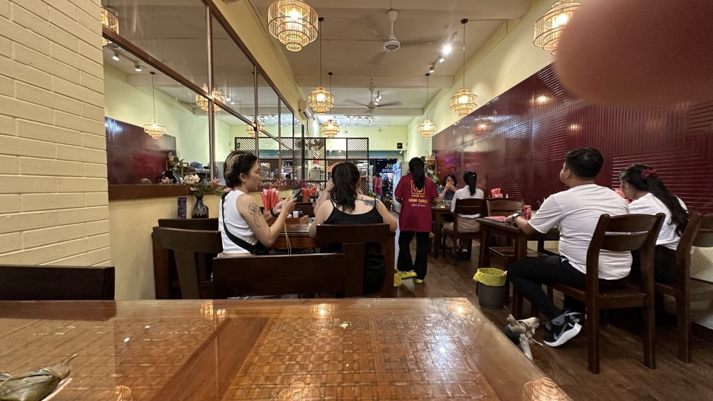 không gian quán bún bò Huế Nam Giao