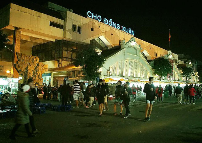 Địa điểm đi chơi ở Hà Hội với người yêu - Chợ đêm Đồng Xuân