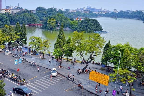 Địa điểm đi chơi ở Hà Nội với người yêu - Phố đi bộ Hồ Gươm