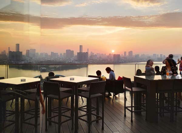 Hồ Tây về đêm - The Summit Bar