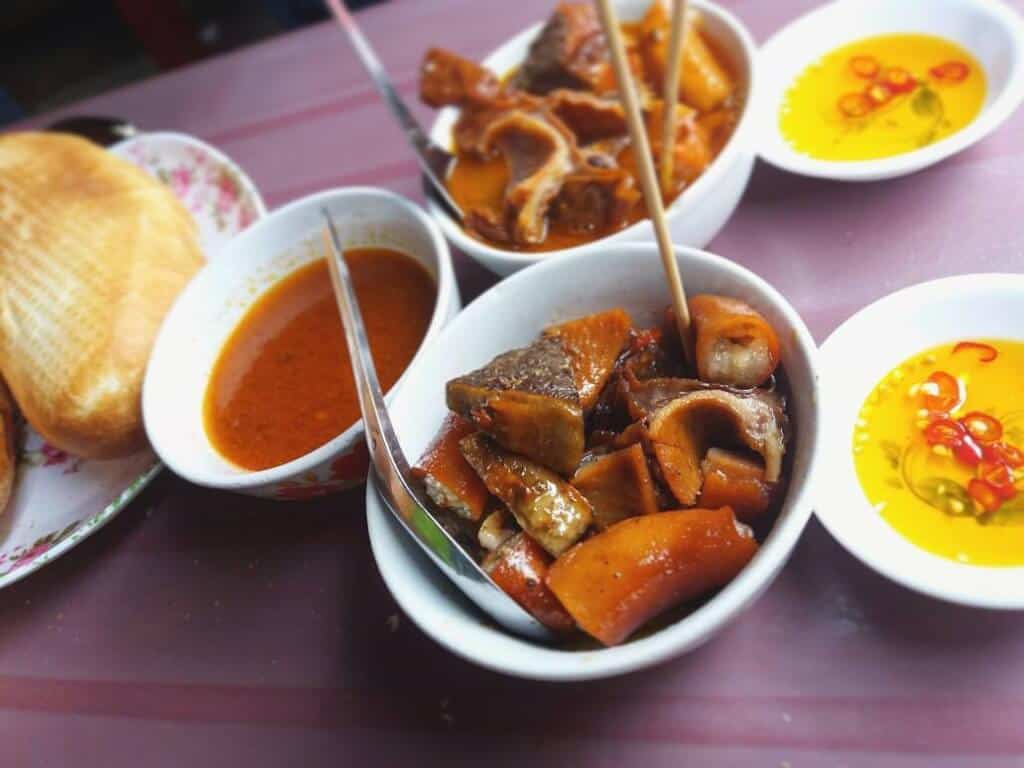 Quận 4 ăn gì - phá lấu bò Cô Thảo