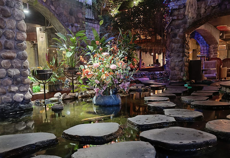 quán cafe cá Koi - Oasis Cafe