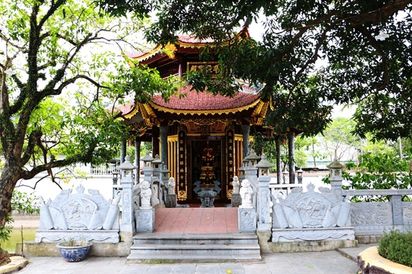ĐIỆN CHÍNH CỦA CHÙA PHỔ LINH VỚI HƯƠNG KHÓI NGHI NGÚT VÀ ÁNH ĐÈN VÀNG TRANG NGHIÊM
