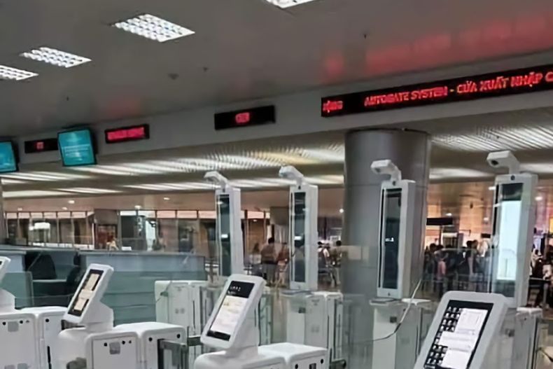 công dân Việt Nam sử dụng hệ thống xuất nhập cảnh tự động
