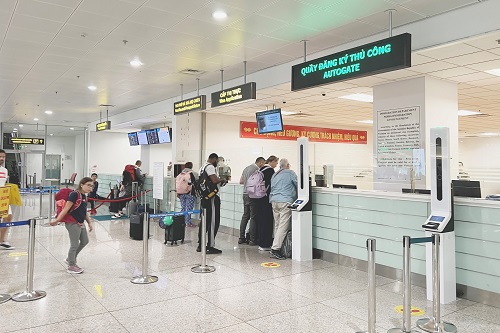 quầy đăng ký thủ công trước khi có hệ thống xuất nhập cảnh tự động