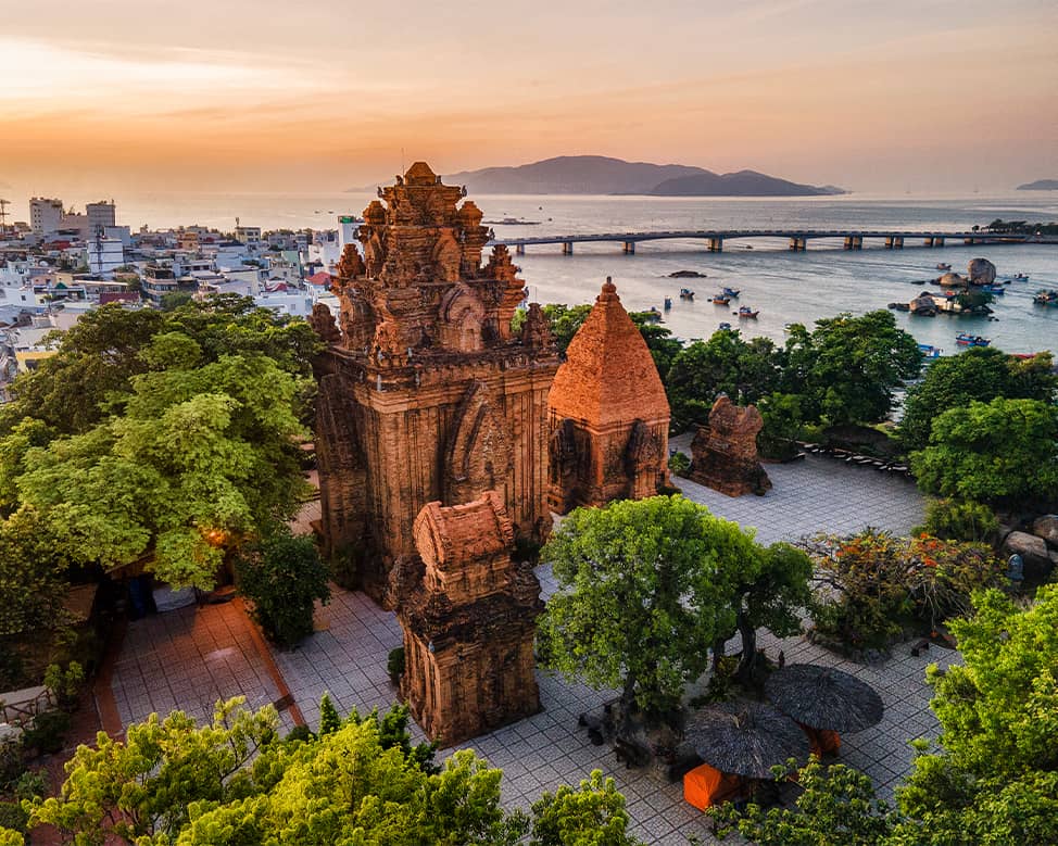 tham quan 3 tầng Tháp Bà Ponagar