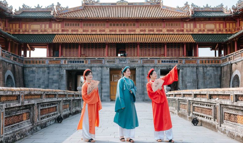 chụp ảnh cổ phục Cố Đô Huế - vé máy bay tết đi Huế 