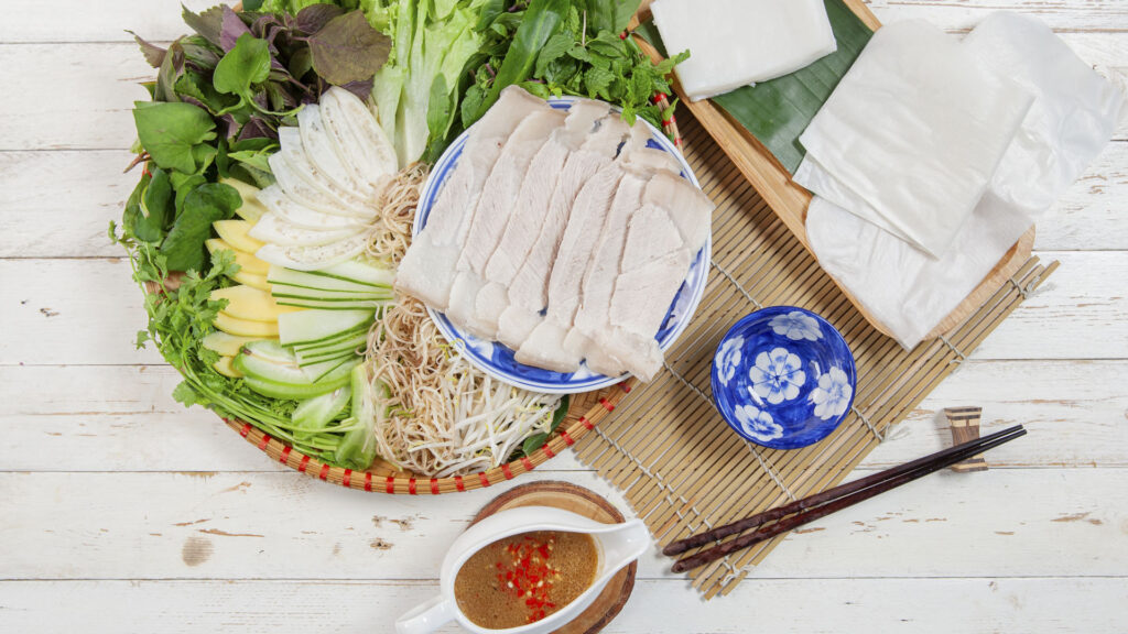Bánh tráng cuốn thịt heo - ẩm thực miền Trung