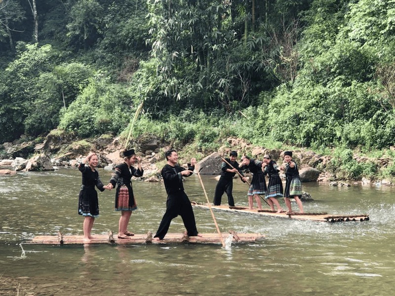 Chèo thuyền trên suối - bản Cát Cát