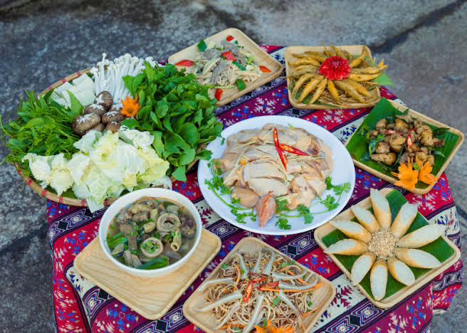 Thưởng thức ẩm thực bản Cát Cát