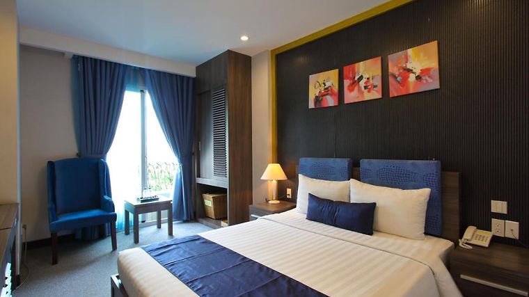 khách sạn The Iris Hotel