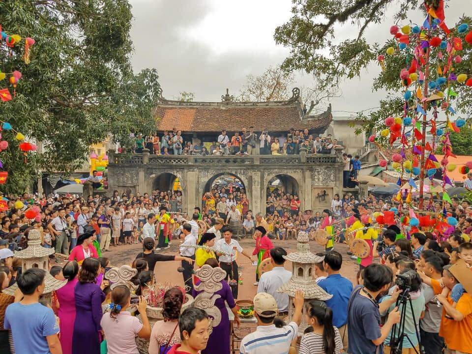 Tham gia lễ hội Làng nón Chuông