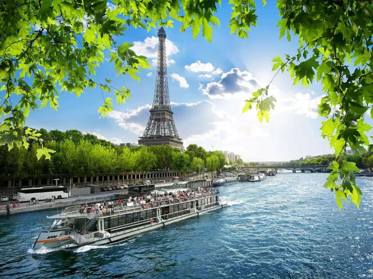 Tháp Eiffel - vé máy bay Hà Nội đi Pháp