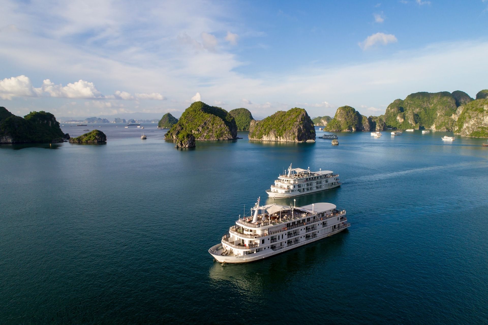 tham quan trên vịnh Hạ Long