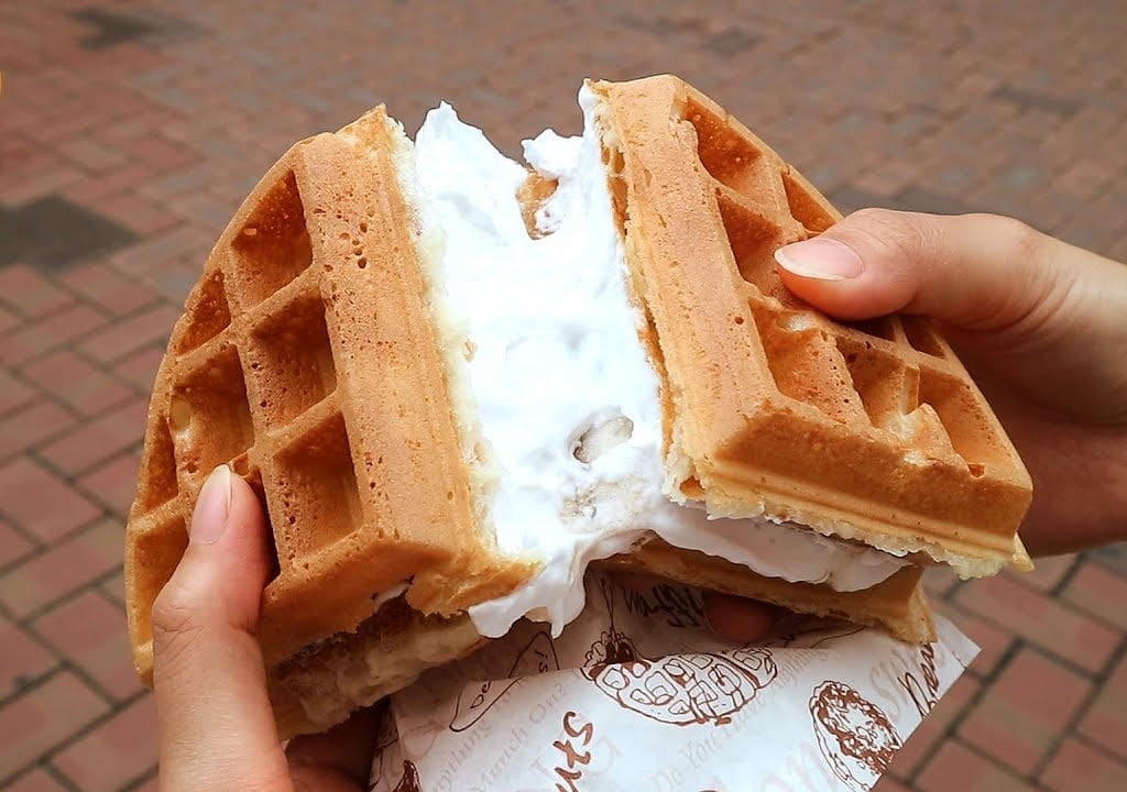 Bánh waffle kẹp kem