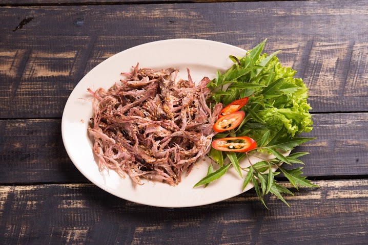 Bò một nắng chấm muối kiến vàng Gia Lai