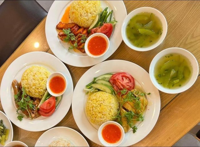 Cơm gà 354 Lạc Long Quân với miếng đùi gà lớn, thịt chắc thơm