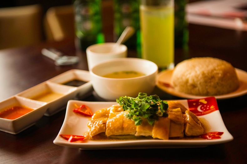 Little Singapore phục vụ cơm gà cùng cháo ếch, súp gà kiểu Singapore
