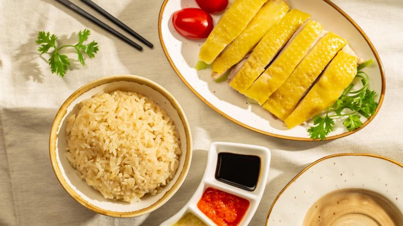 Cơm gà tại Kampong Chicken House với đùi gà quay, xá xíu