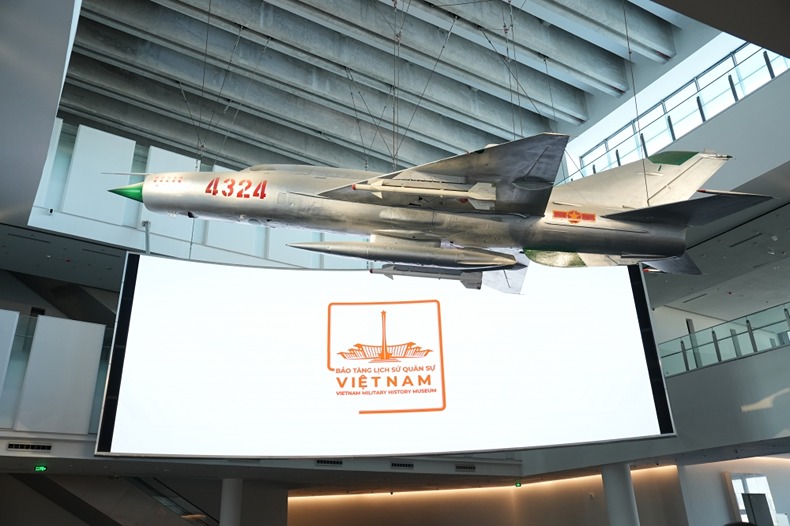 Máy bay MiG-21 số hiệu 4324
