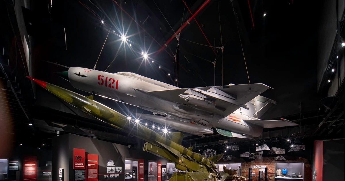 Máy bay MiG-21 số hiệu 5121