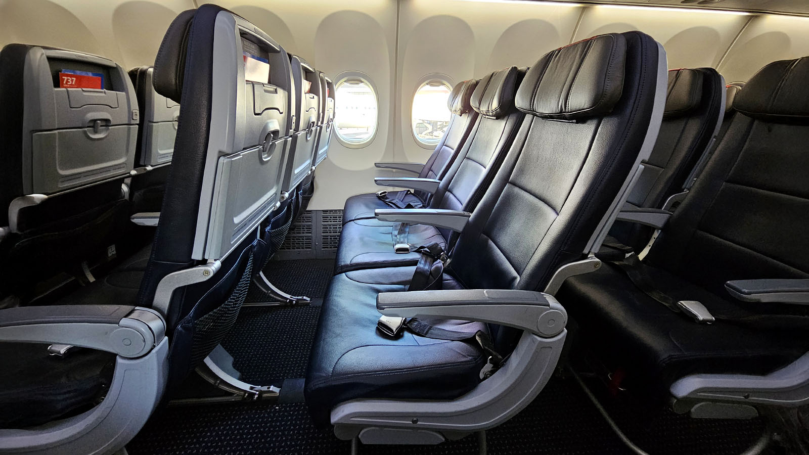 Hạng phổ thông - vé máy bay American Airlines