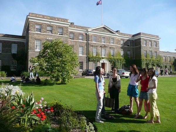 Vé máy bay du học Anh