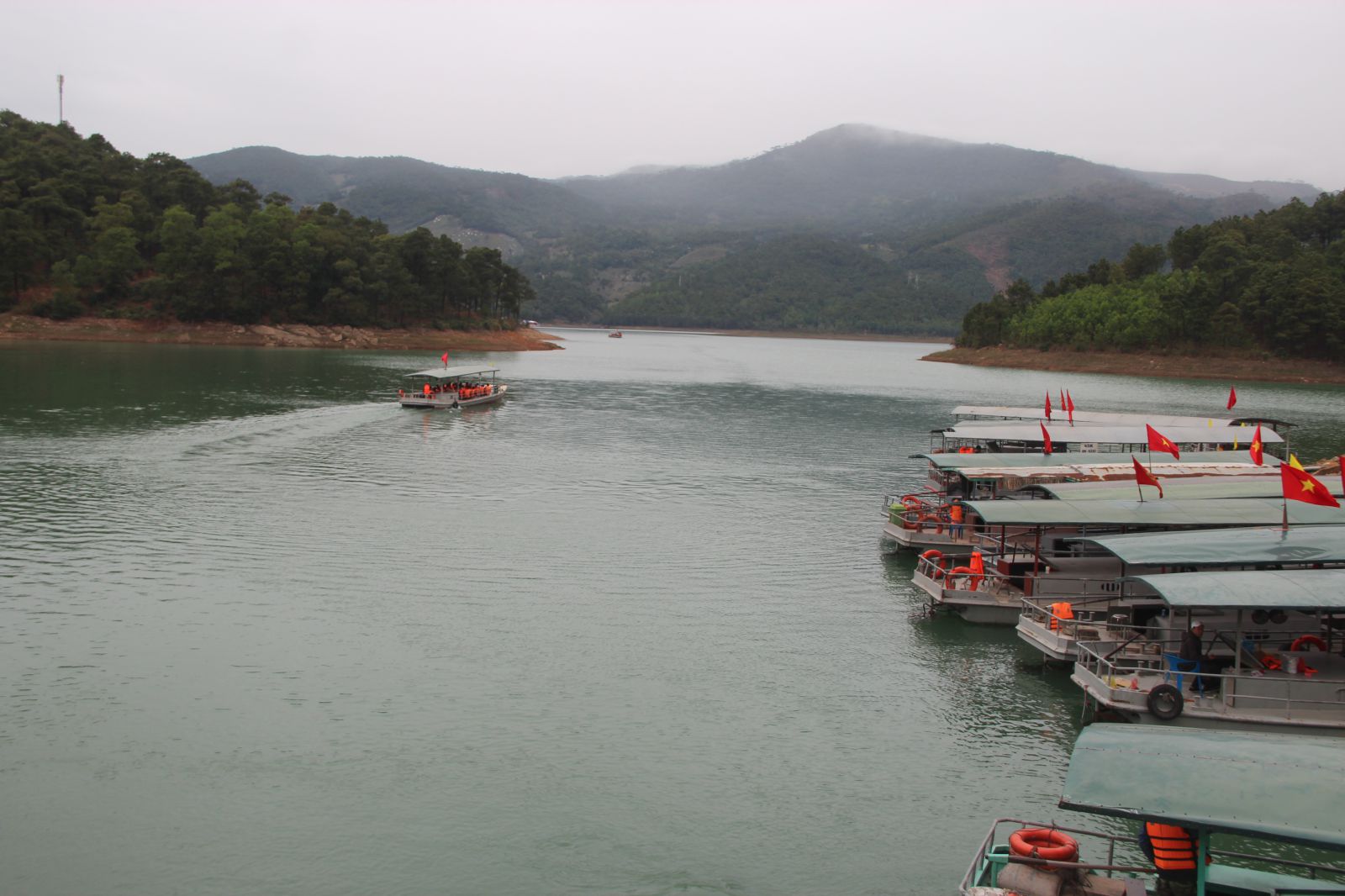 thưởng ngoạn hồ Yên Lập - Chùa Lôi Âm