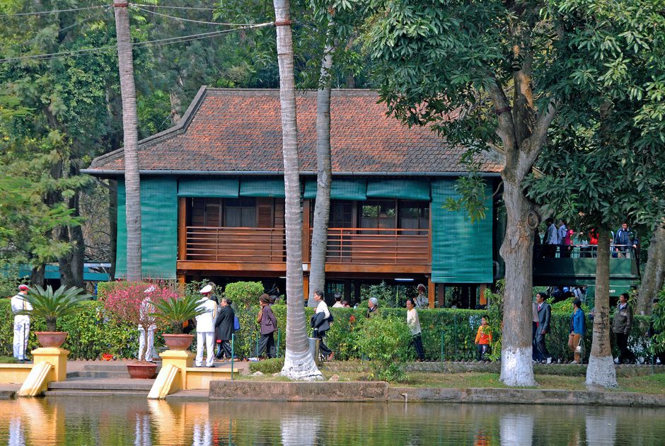 ghé thăm nhà sàn, ao cá - Lăng Bác