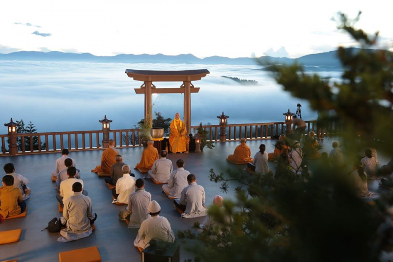 thiền và cảm nhận vẻ đẹp của chùa Linh Quy Pháp ẤnÂ