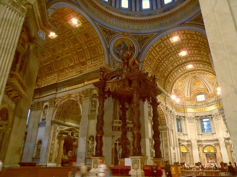 Bàn thờ chính giữa nhà thờ thánh Phero