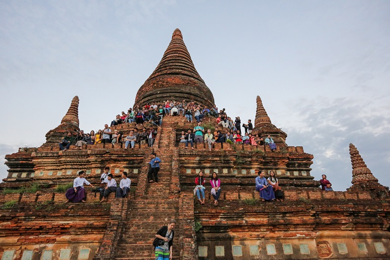 Khách du lịch thích thú chụp ảnh tại Myanmar