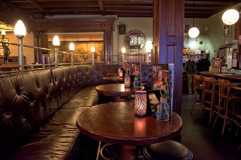 Không gian ăn uống tiện nghi tại Hotel et le Café de Paris