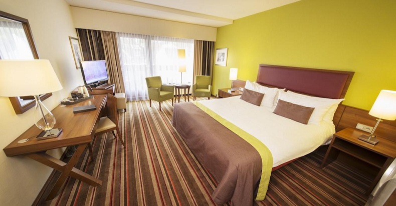 Không gian phòng ngủ sang trọng tại Bilderberg Hotel De Keizerskroon