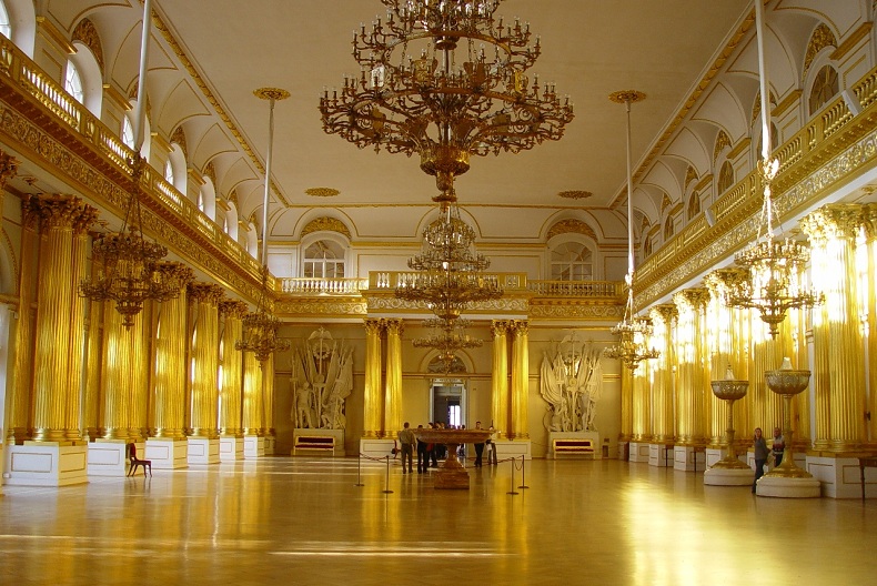Nội thất của Peterhof Palace với sắc vàng hoàng gia