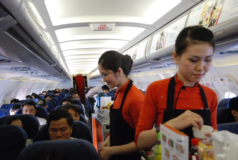 Tiếp viên của Pacific Airlines tận tình phục vụ ăn uống cho hành khách