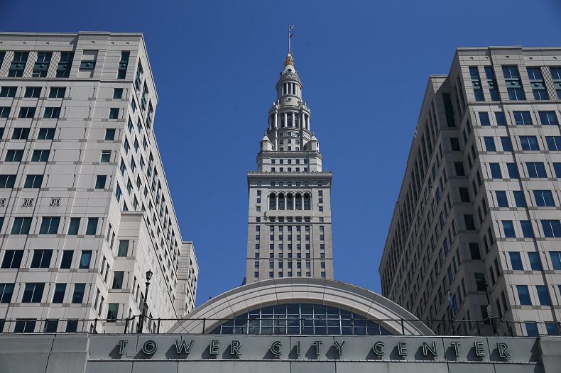 Terminal Tower sừng sững giữa nền trời Cleveland