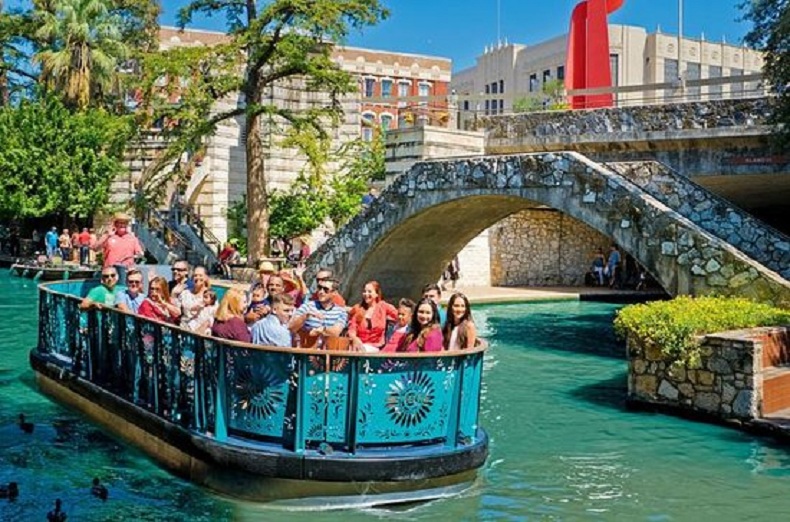 Du khách tham quan San Antonio