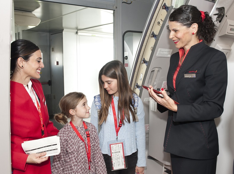 Trẻ em được tiếp viên hướng dẫn tận tình khi lên máy bay