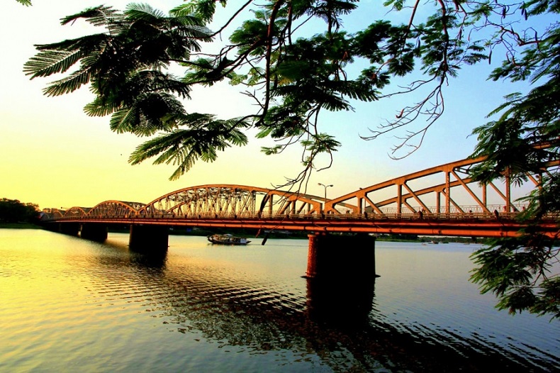 Cảnh đẹp cầu Tràng Tiền tại Huế