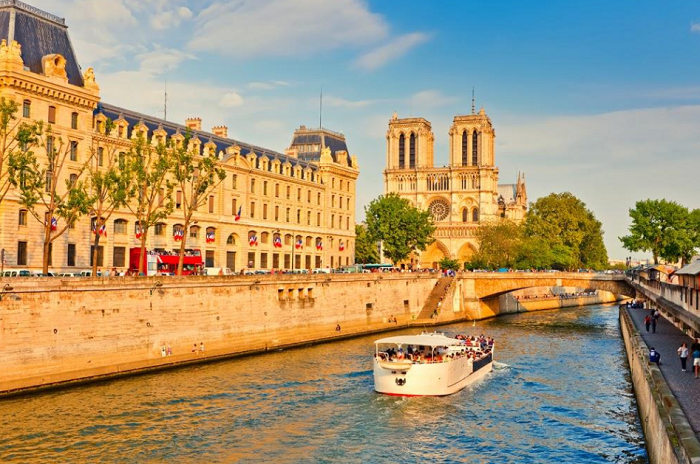 Rộn ràng hơn cùng tấm vé máy bay Nha Trang đi Paris giá rẻ