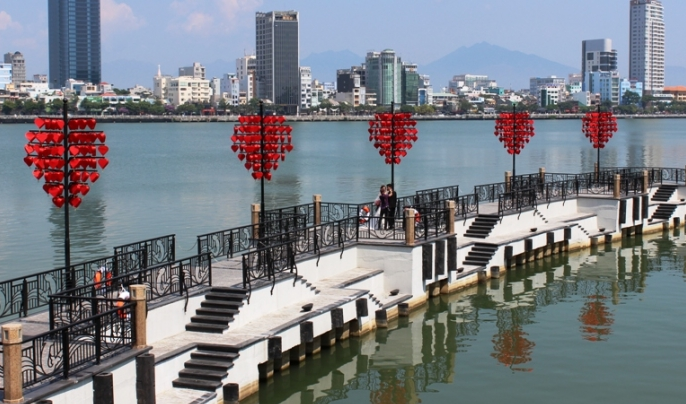 Cầu Tình Yêu bên bờ sông Hàn