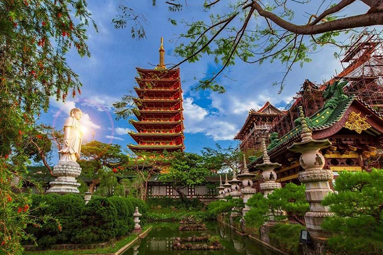 Tham quan khuôn viên chùa Minh Thành