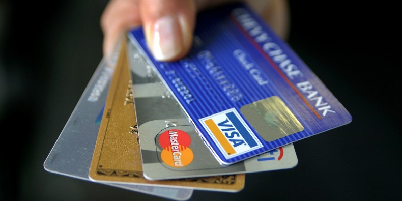 Chuẩn bị thẻ Visa, Master Card hay thẻ ATM để đặt vé online
