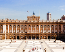 Nắm tay nhau khám phá những địa điểm du lịch Madrid đẹp quên lối về