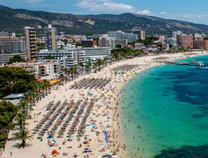 Nắm tay nhau đi du lịch đến các hòn đảo Tây Ban Nha